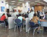 Adultos mayores acuden a las agencias del SRI.