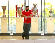 Mohamed Salah con los trofeos ganados en el club.