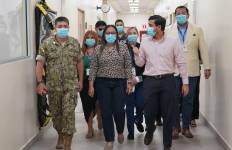 Zaida Rovira (centro), ministra de Gobierno, y Jimmy Martin (derecha), ministro de Salud, durante el recorrido