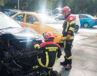 Personal de Bomberos atienden un choque en la avenida Amazonas.