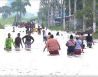 Imagen de personas inundadadas en una vía de Milagro.