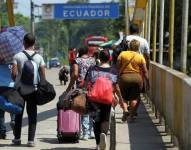 Imagen de migrantes cruzando el paso de San Miguel (Ibarra) en Ecuador.