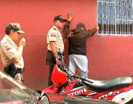 La Policía detuvo a un hombre que supuestamente asaltabaa transeúntes y se movilizaba en una moto.
