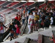 Desplazados por la violencia en el Catatumbo se reúnen en el estadio General Santander, en Cúcuta (Colombia). EFE/ Mario Caicedo