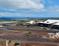 Vista general del aeropuerto Seymour en la isla de Baltra, una de las islas Galápagos, Ecuador, el 15 de julio de 2015. El aeropuerto Seymour —el primer aeropuerto verde del mundo desde diciembre de 2012— fue diseñado y construido íntegramente bajo los más altos estándares de arquitectura y construcción sostenible, respetando el medio ambiente.