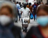 Un hombre recorre las calles mientras vende sus productos en Quito (Ecuador), en una fotografía de archivo. EFE/ José Jácome