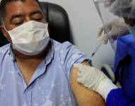 Una enfermera aplica una dosis de una vacuna contra la COVID-19 en Cartagena (Colombia).