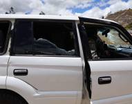 Un vehículo de la caravana presidencial con vidrios destruidos tras su paso por El Tambo.
