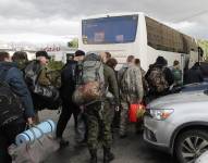 Hombres abordando un bus militar.