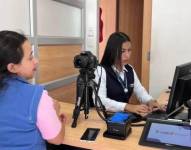 Imagen referencial de una usuaria en el Registro Civil.