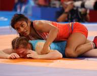 Lucía (rojo), durante su pelea de Octavos de Final.