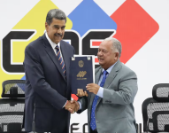 Nicolás Maduro junto al presidente del CNE de Venezuela, Elvis Amoroso.