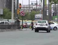 Imagen del auto abandonado en la avenida 25 de Julio, sur de Guayaquil, este martes 21 de octubre.