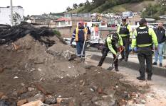 Policías empezaron la limpieza de una vía en Carchi.
