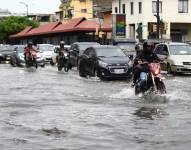 Las fuertes lluvias que caen sobre Guayaquil dejan inundadas las calles de varios sectores de Guayaquil. Foto: API