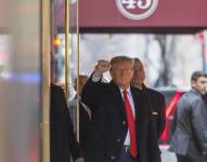 El expresidente de Estados Unidos, Donald Trump, fue registrado a su salida de la Torre Trump.