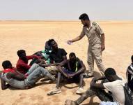 Autoridades en la frontera libia proporcionan agua a migrantes africanos expulsados por Túnez.