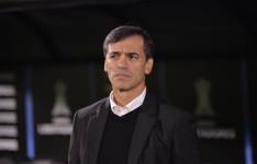 El entrenador Fabián Bustos dirigiendo un partido con Olimpia de Paraguay