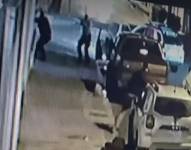 Instante en el que se produjo la balacera en la calle Alpallana. El hecho fue captado por cámaras de seguridad.