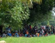 Migrantes centroamericanos descansan antes de continuar su camino a la frontera con Estados Unidos.