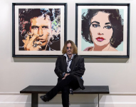Johnny Depp sentado junto a dos de sus cuatro creaciones artísticas
