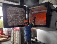 Proceso de incineración de productos decomisados.