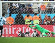 Maxi Rodríguez marca el gol de la victoria en la tanda de penaltis contra Holanda, de la semifinal del Mundial de Brasil 2014. EFE/EPA/DIEGO AZUBEL EDITORIAL USE ONLY]