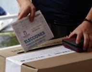 Jóvenes sufragan durante la elección de los Consejos Municipales y Locales de Juventud el domingo 5 de diciembre de 2021, en Bogotá (Colombia).