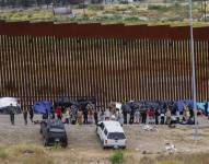 Migrantes en un campamento junto al muro fronterizo hoy en Tijuana, Baja California (México).