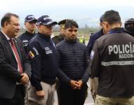 Germán Cáceres (c) al momento en que la Interpol lo entrega a la Policía de Ecuador en Quito.