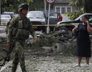 Miembros de la Policía vigilan la zona donde explotó un carro bomba hoy en Padilla (Colombia).