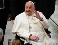 El Papa Francisco saluda a la gente al final de una audiencia con los participantes de la Conferencia Episcopal de la Peregrinación de Escandinavia.