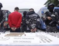 Imagen del 24 de enero de 2024. La Policía Nacional presenta a dos integrantes de la organización criminal Los Choneros quienes operaban en el distrito Nueva Prosperina, en Guayaquil.