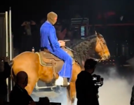 Captura de bad Bunny en un concierto, montado sobre un caballo.