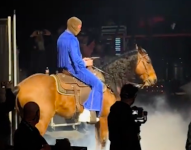 Captura de bad Bunny en un concierto, montado sobre un caballo.