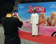 Un joven se toma una foto frente al cartel de la película Barbie, en los cines Roxy del centro comercial de Emiratos Árabes Unidos Dubai Hills.