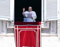 El papa Francisco dirige su oración dominical del Ángelus desde la ventana de su oficina con vista a la Plaza de San Pedro, Ciudad del Vaticano, este domingo 9 de julio.