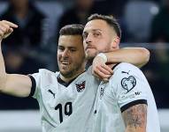 Marko Arnautovic celebra un gol con su compañero Christoph Baumgartner en la victoria de Austria frente a Chipre.