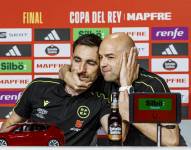 El árbitro español Pablo González Fuertes (d) consolando a su compañero Ricardo De Burgos Bengoechea durante una rueda de prensa previa a la final de la Copa del Rey.