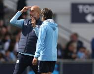 Pep Guardiola, técnico del Manchester City dialoga con su asistente Pep Lijnders en Manchester, Reino Unido.