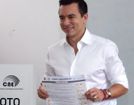 El presidente Noboa mostrando su papeleta, en 2024.