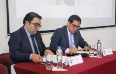 Jhoel Escudero (izq.), presidente de la Corte Constitucional, y José Suing (der.), presidente de la Corte Nacional, firman el acuerdo.