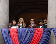 El presidente Daniel Noboa y la primera dama Lavinia Valbonesi presencian una serenata por Fiestas de Quito.