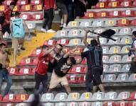 Un violento enfrentamiento protagonizado por aficionados de los equipos Querétaro y Atlas al interior del estadio Corregidora de la ciudad de Querétaro, el sábado, dejó al menos 22 heridos