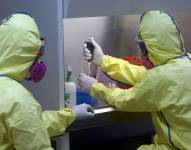 Imagen de archivo de dos médicos con trajes protectores. EFE/Rolex Dela Pena