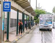 Imagen de un bus de la línea 132 pasando por una parada de la Ciudadela Alborada etapa 10, en la avenida Benjamín Carrión, en el norte de Guayaquil.