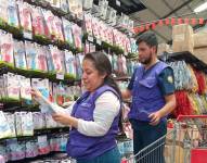 Inspectores de la Arcsa realizan controles a los productos que están en percha.
