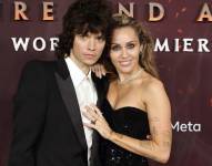 Miley Cyrus y Maxx Morando en la alfombra roja de Avatar.