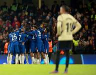 El ecuatoriano Moisés Caicedo (25) celebra con sus compañeros del Chelsea la goleada por 3-0 sobre el Barcelona en la Champions League.