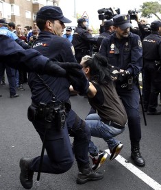 Manifestantes intentan impedir que ambulancia se lleve al perro Excálibur